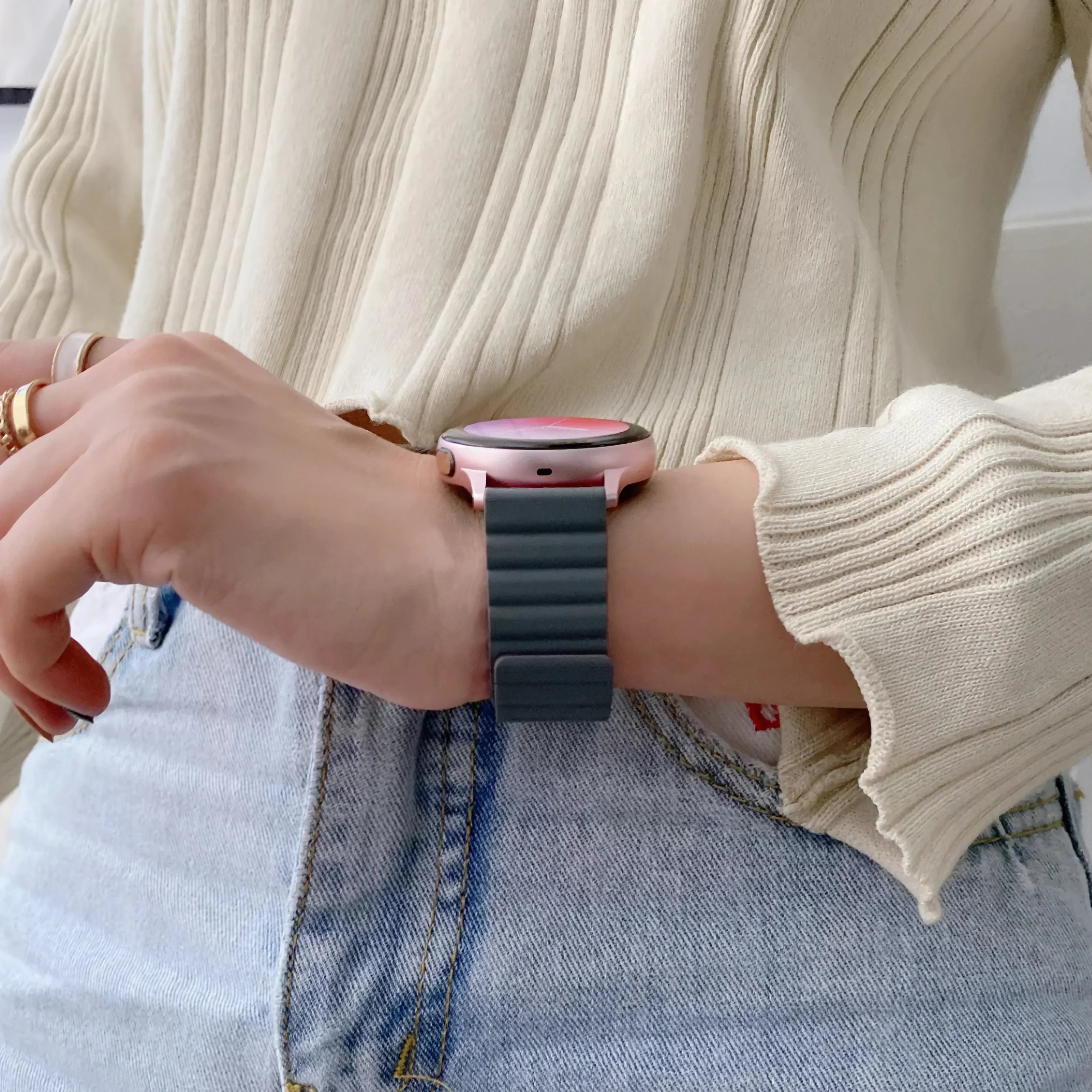 Image of Rovan — Magnetic Loop (Black) — Quick Release 22mm - Nothing but Bands