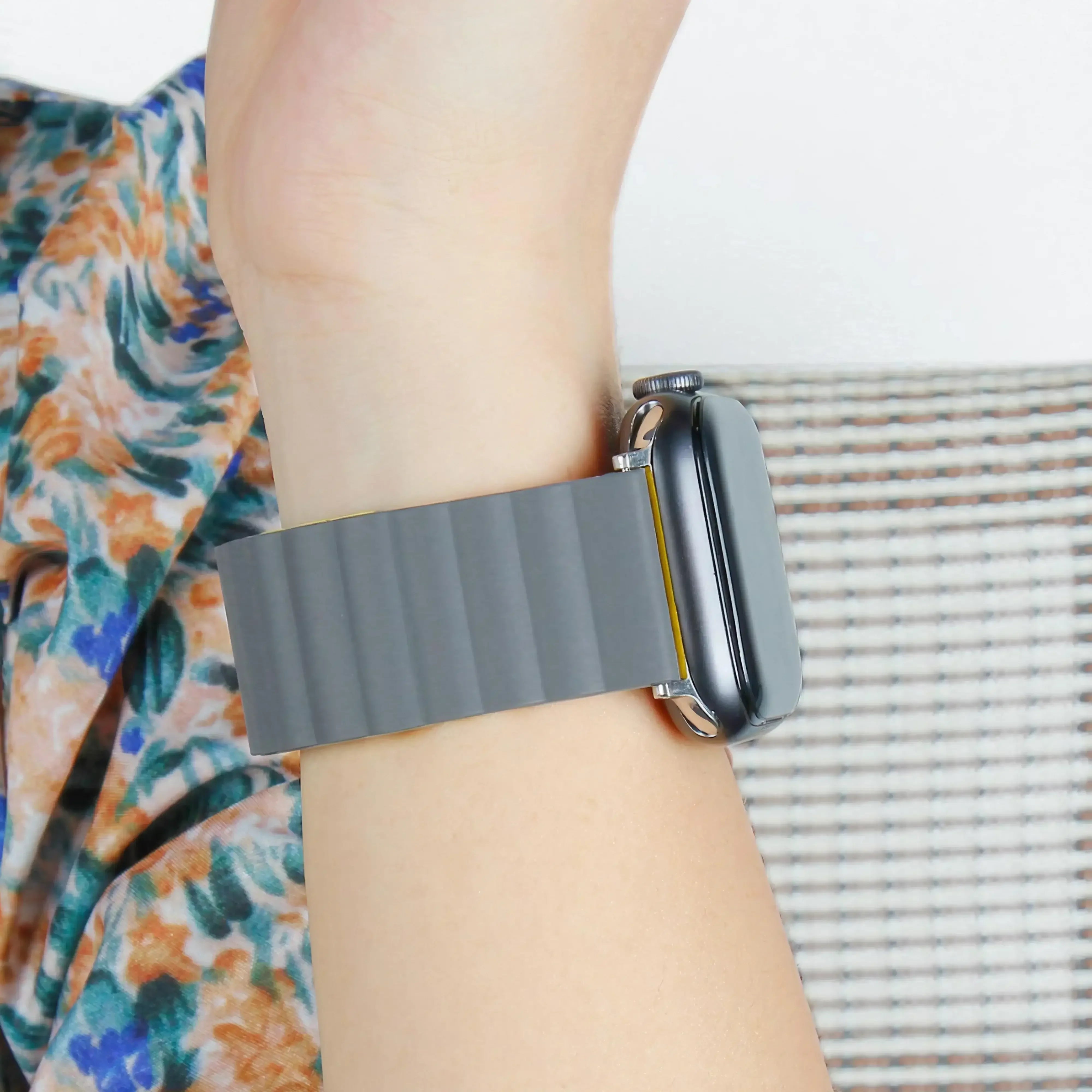 Image of Velin — Magnetic Silicone Band — Apple Watch